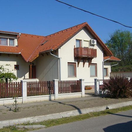 Csipkehaz Apartman Cserkeszőlő Buitenkant foto