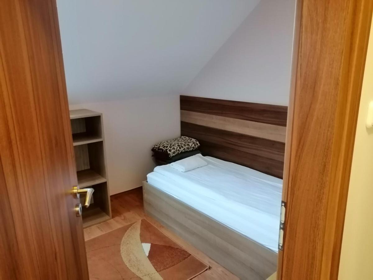Csipkehaz Apartman Cserkeszőlő Buitenkant foto