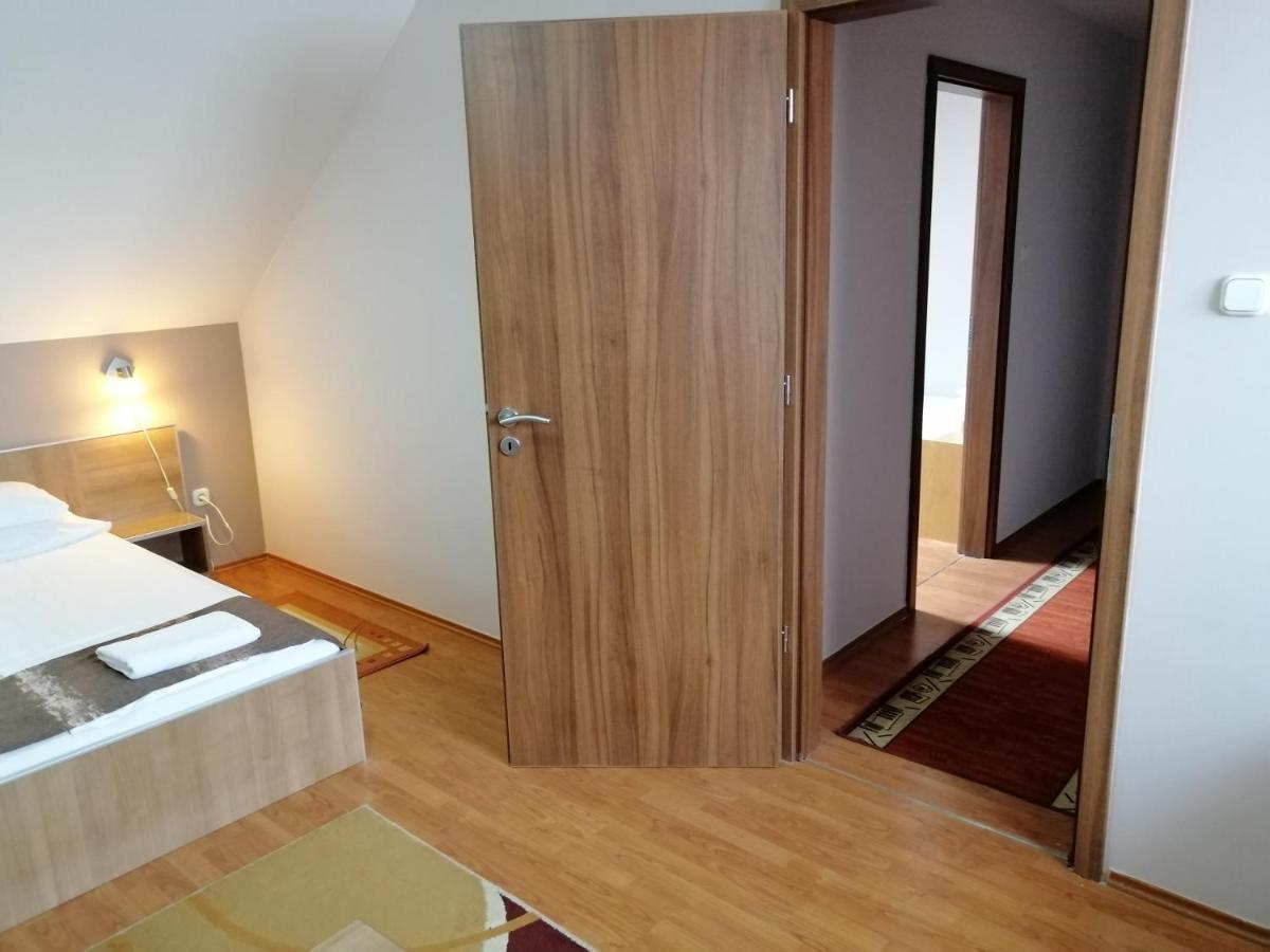 Csipkehaz Apartman Cserkeszőlő Buitenkant foto