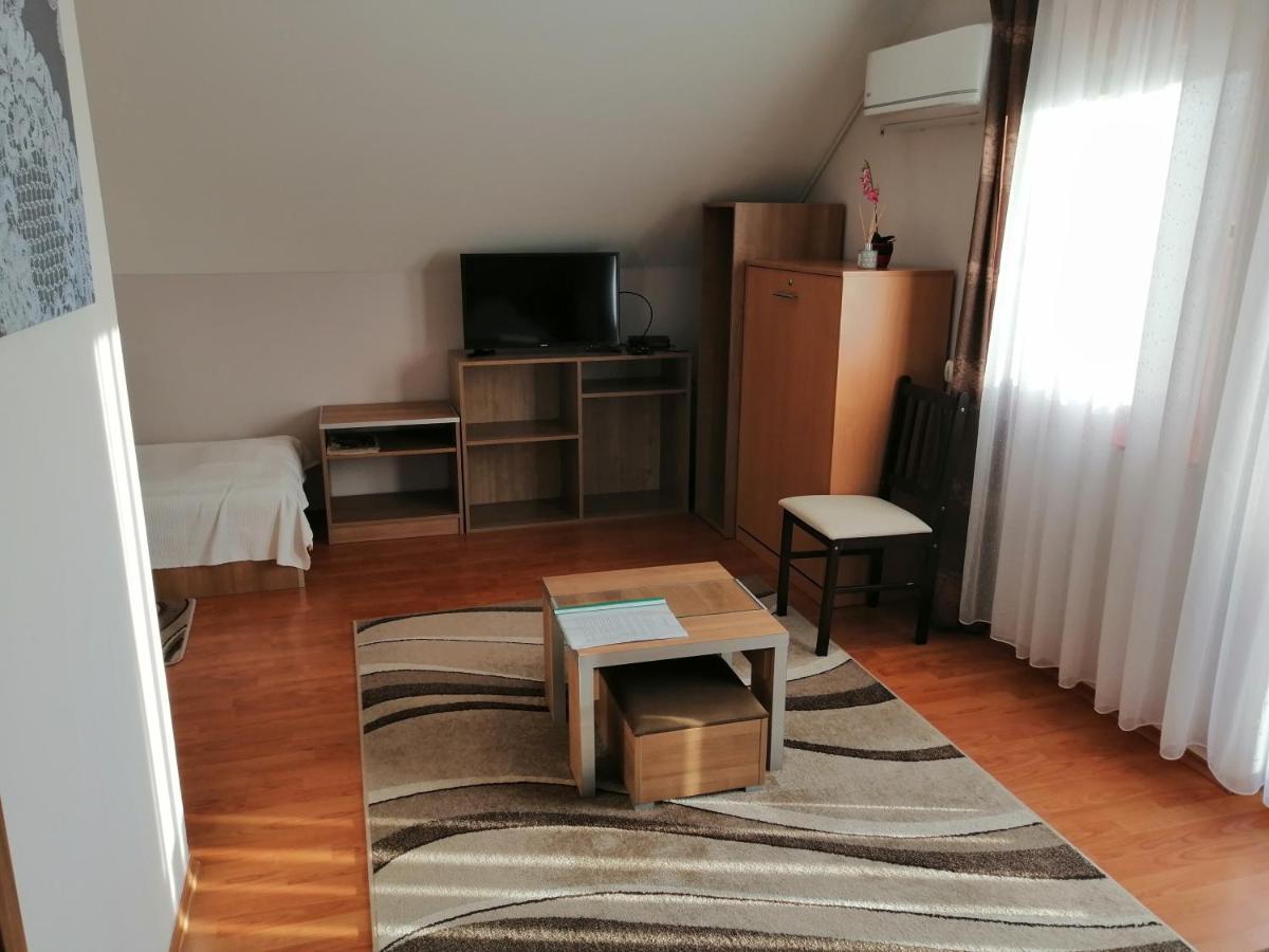 Csipkehaz Apartman Cserkeszőlő Buitenkant foto