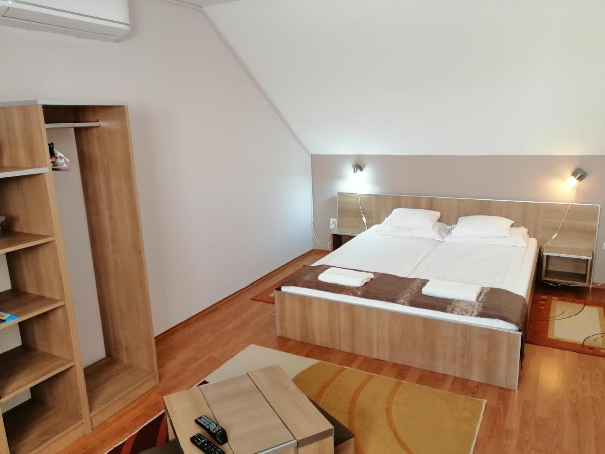 Csipkehaz Apartman Cserkeszőlő Buitenkant foto