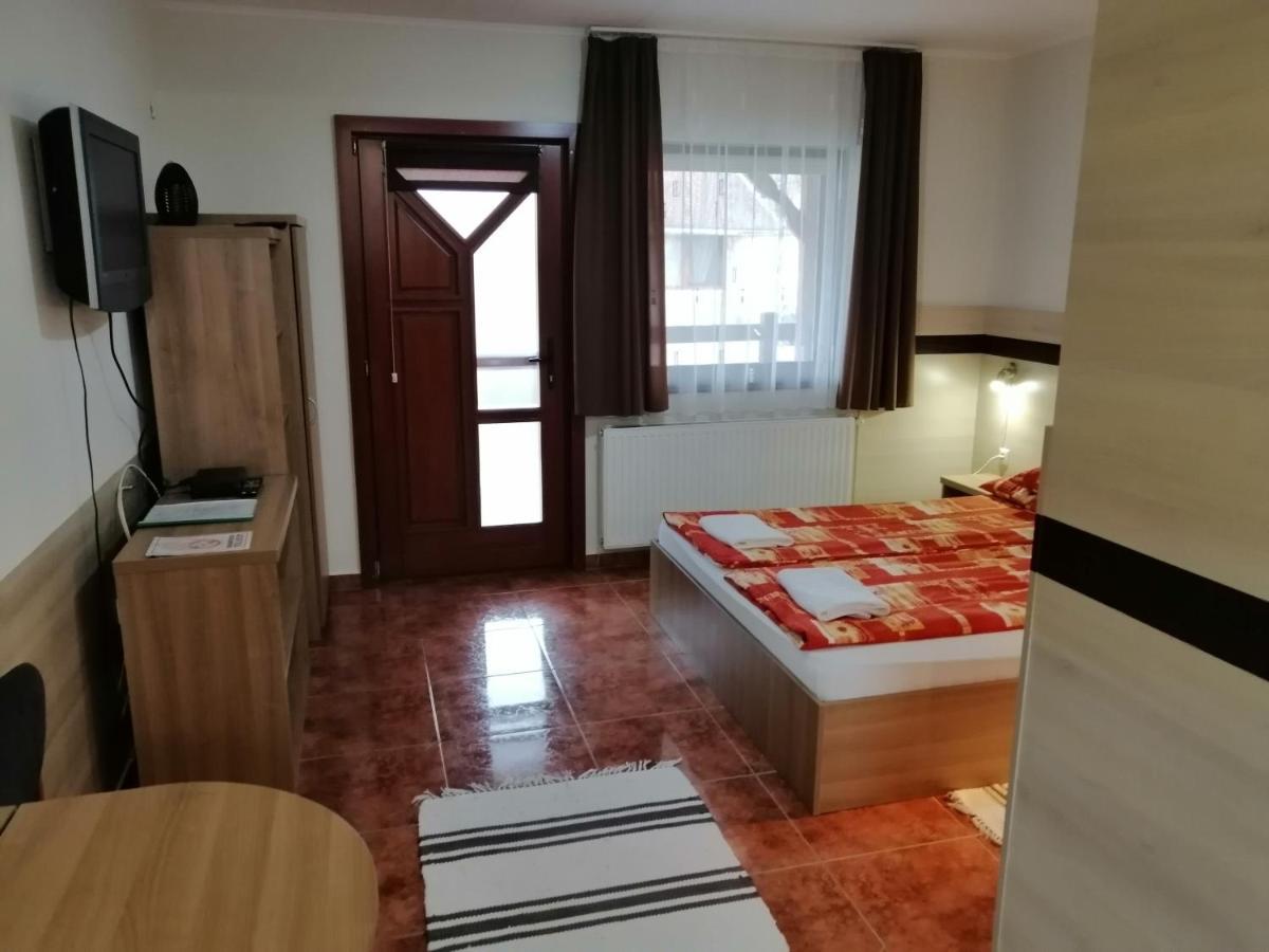 Csipkehaz Apartman Cserkeszőlő Buitenkant foto