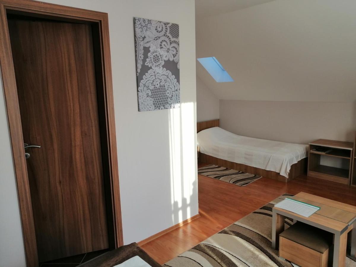 Csipkehaz Apartman Cserkeszőlő Buitenkant foto