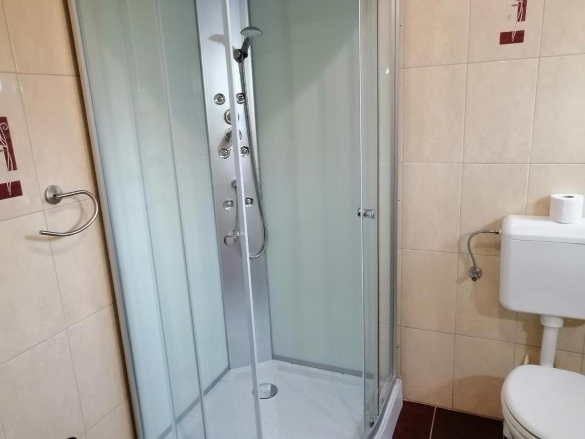 Csipkehaz Apartman Cserkeszőlő Buitenkant foto