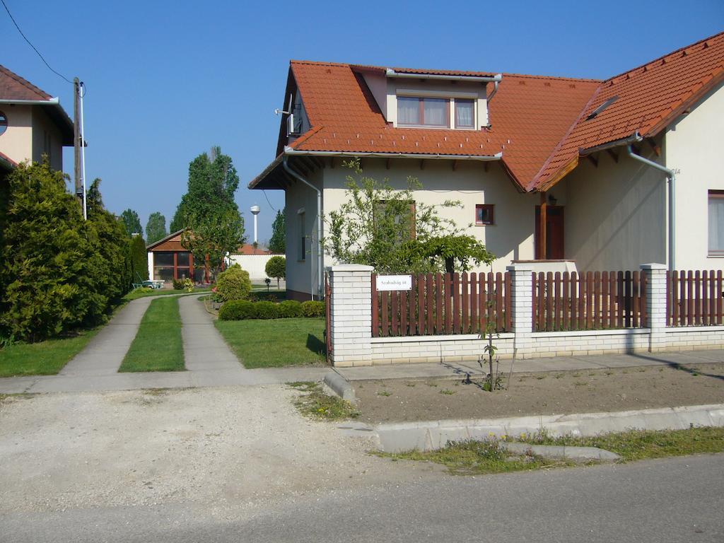Csipkehaz Apartman Cserkeszőlő Buitenkant foto