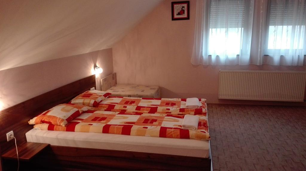 Csipkehaz Apartman Cserkeszőlő Buitenkant foto