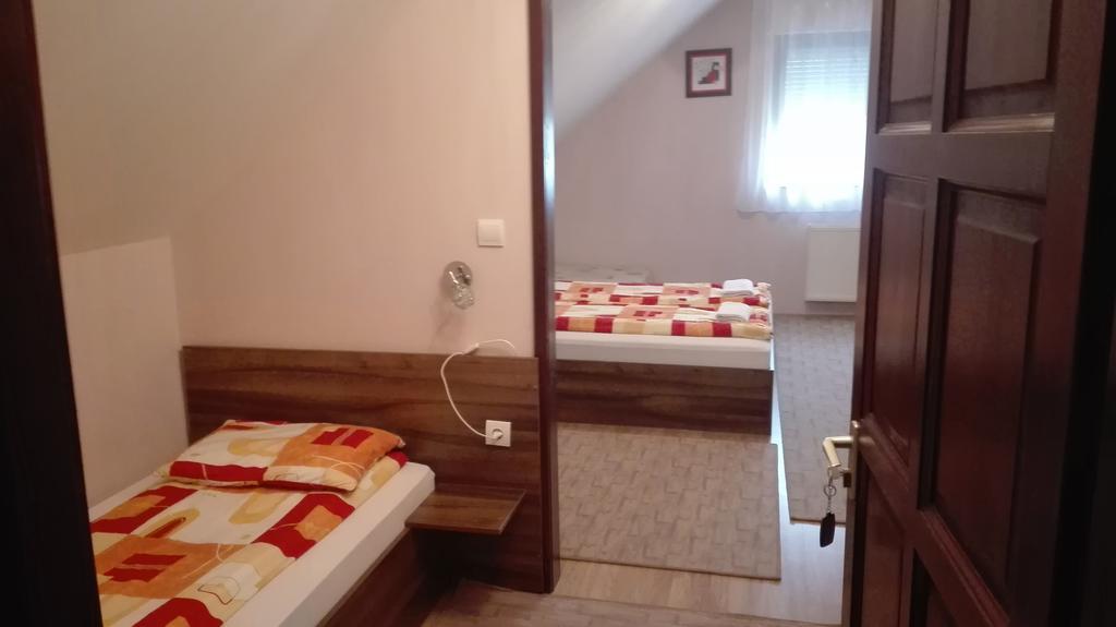 Csipkehaz Apartman Cserkeszőlő Buitenkant foto