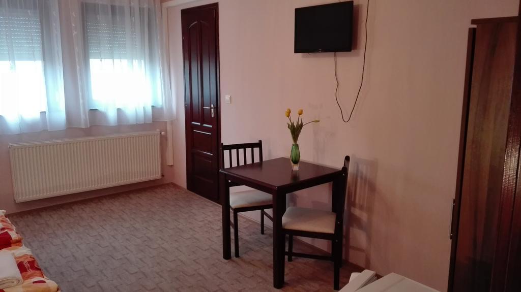 Csipkehaz Apartman Cserkeszőlő Buitenkant foto