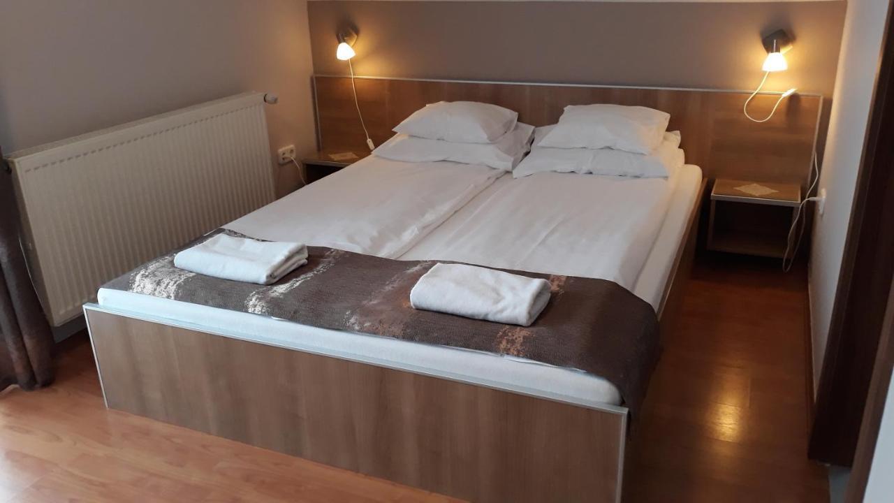 Csipkehaz Apartman Cserkeszőlő Buitenkant foto
